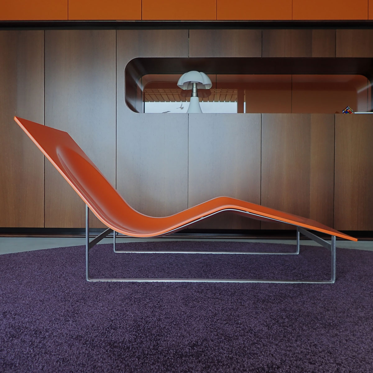 eigen ontwerp een chaise uit corian, orange. Gevormd in 3D vacuumpers.