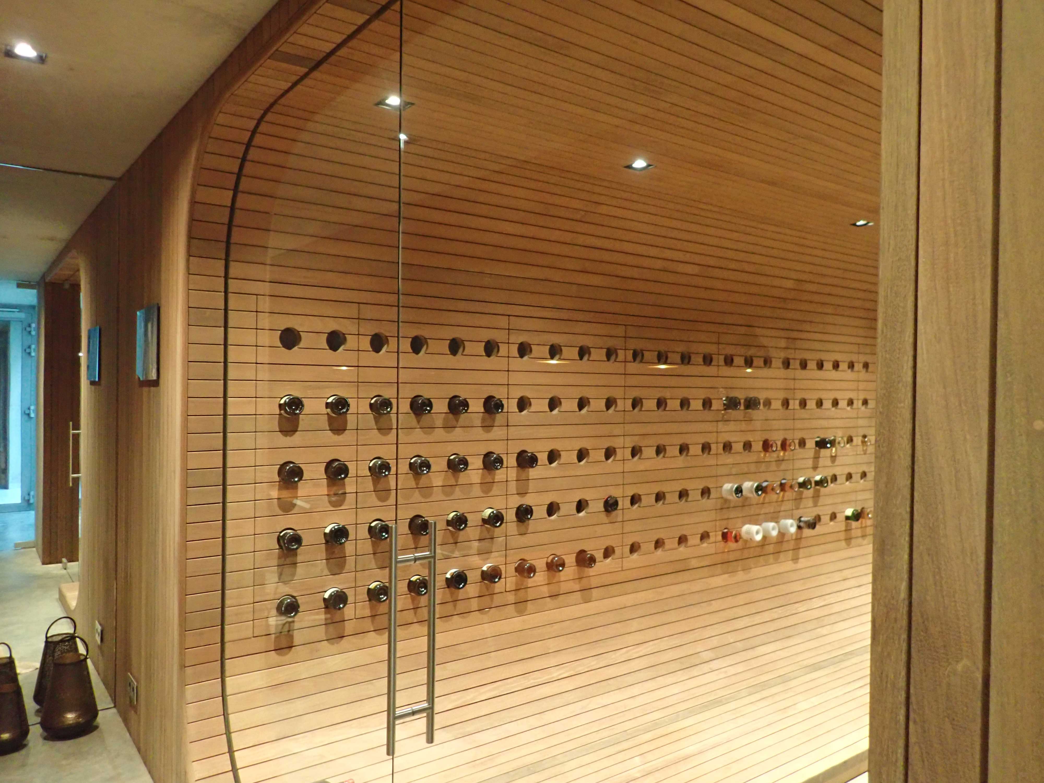 design wijnkelder op maat gemaakt in massief hout met ronde vormen