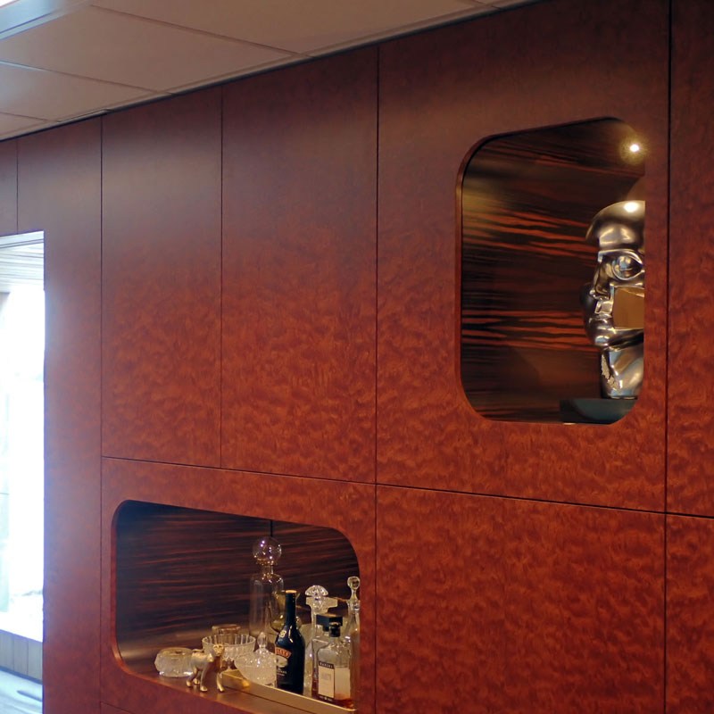 design kastenwand, meubel in bubingapommele fineer en makkassar op maat gemaakt met ronde vormen