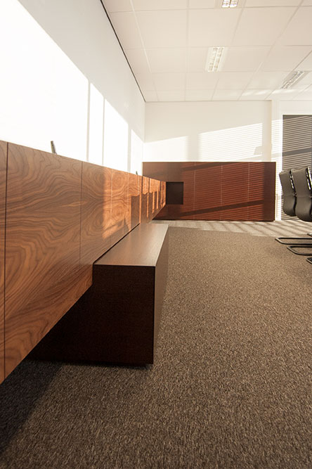 design kantoor meubels op maat gemaakt in noten en wenge fineer