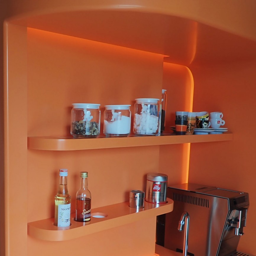 oranje corian design bar_meubel op maat gemaakt