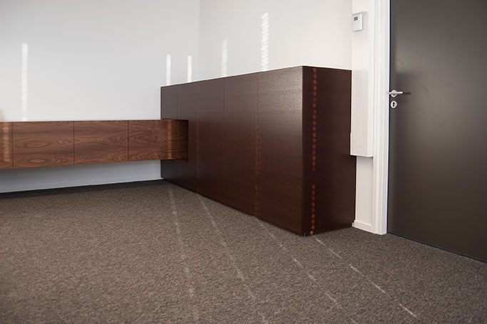 design kantoor meubels op maat gemaakt in noten en wenge fineer