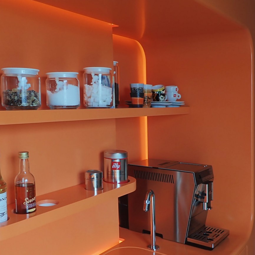 oranje corian design bar_meubel op maat gemaakt