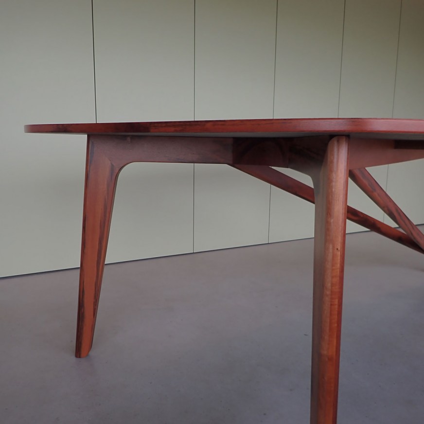 exclusief design tafel-eetkamer in hout-limburg