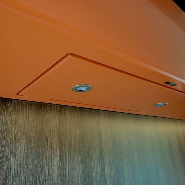 afzuiging geintegreerd in oranje corian keuken-typisch hout