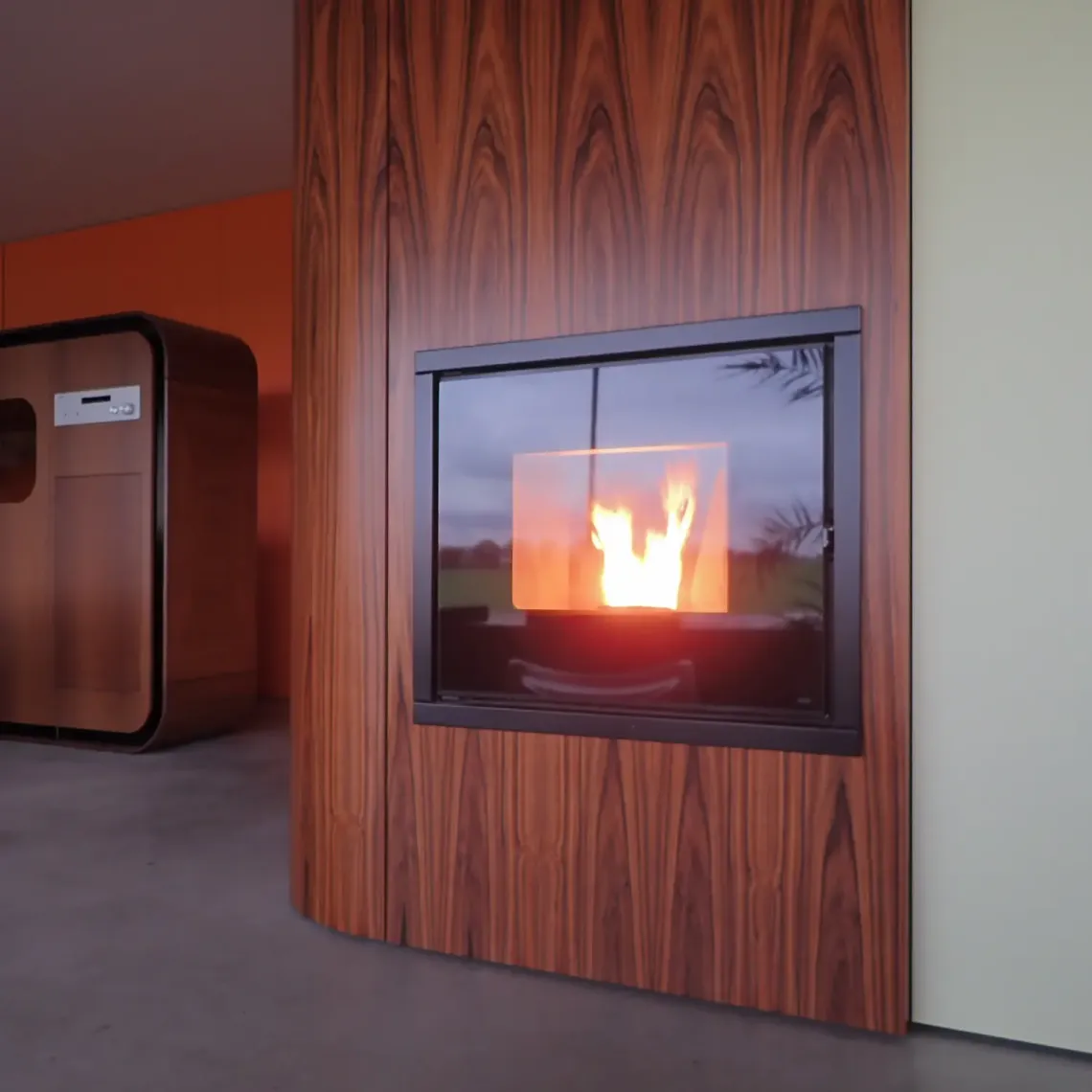 detail pelletkachel-Integraal ontworpen roomdivider Palissander met naadloze witte Corian douche - Typisch Hout