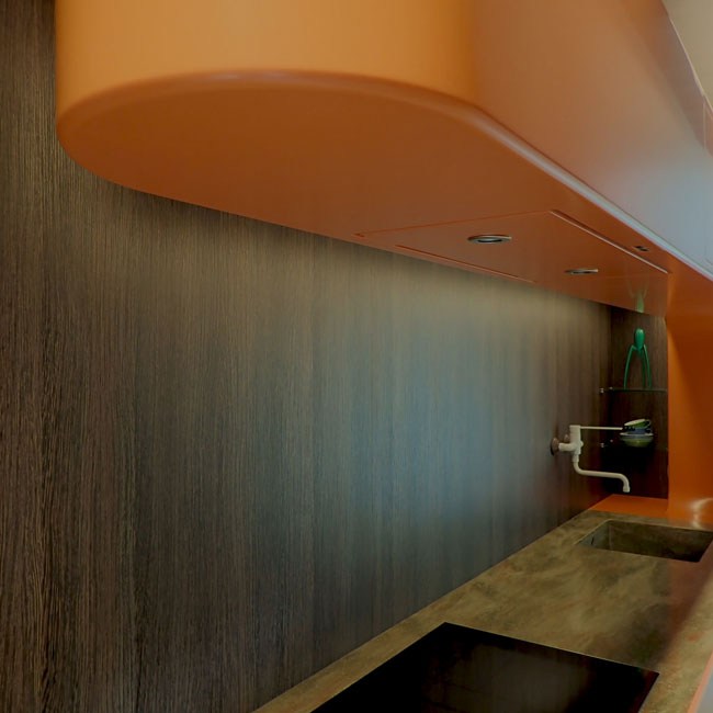 detail afzuiging,oranje corian keuken-typisch hout