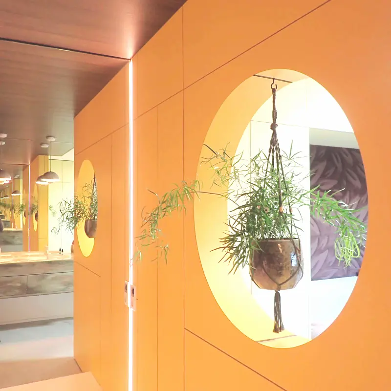 doorkijk naar douche-Integraal ontworpen roomdivider Palissander met naadloze witte Corian douche - Typisch Hout